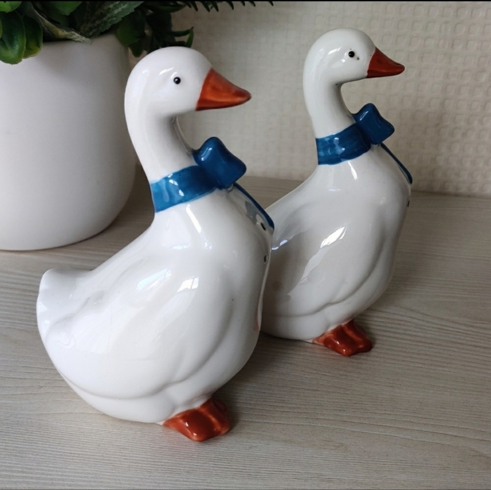 Vintage Ceramic Duck/Geese Salt and Pepper Shakers 6" - Picture 4 of 13
